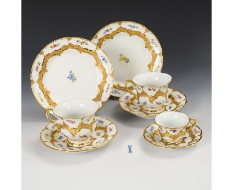 2 Prunkgedecke und Mokkatasse "B-Form". Meissen. 2x Knaufschwerter, ab 1850-1924 und 6x Schwertermarke, 2. H. 20. Jh., 1. Wah