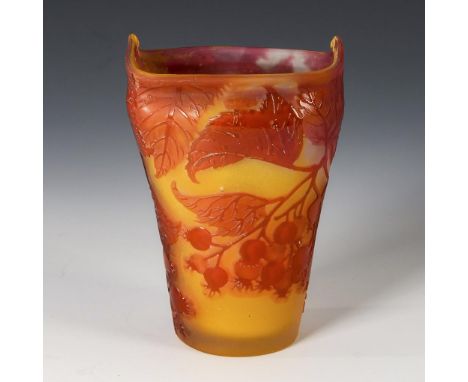 Jugendstil-Vase mit Beerendekor. Gallé. Emile Charles Martin Gallé, Ätzmarke, um 1904/1906. Frankreich.Farbloses Glas mit opa