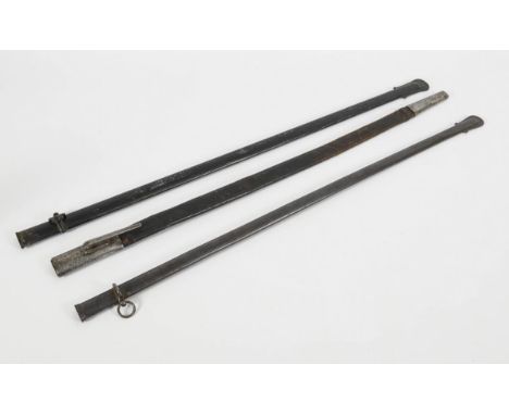 3 Scheiden.             L 86; 86,5 und 89 cm.             2 Metallscheiden, jeweils mit einem Ring und einmal mit Öse. Eine L