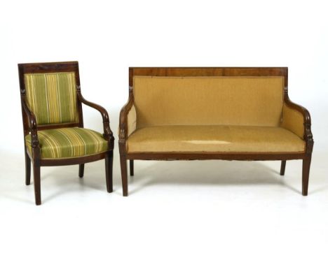 Biedermeier-Polstersitzbank und Stuhl.             Mahagoni, massiv und furniert, mahagonifarben gebeizt. Sofa 87 x 141 x 62 