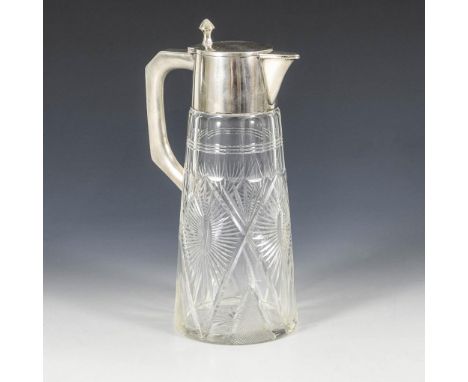 Jugendstil-Karaffe mit Silbermontierung. 800/Halbmond/Krone gepunzt. Um 1900-20.             Klarglas, Silber. H 27 cm.      