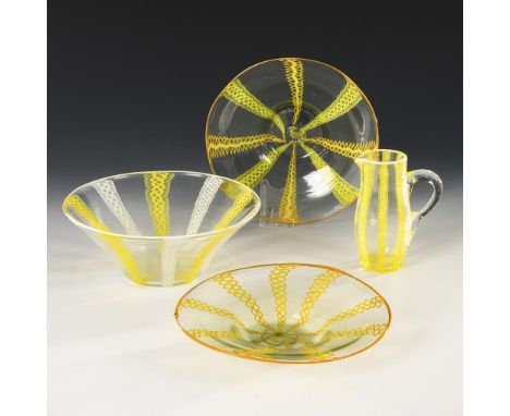 4 Thüringer Fadengläser. Lauscha. 20. Jh.             Farbloses Glas mit eingeschmolzenen Spiralfäden in Opalweiß und Opalgel
