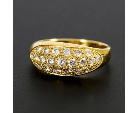 Ring mit Brillanten.             Gelbgold 750, undeutlich gestempelt. Ringgröße 56. 4,35 g.             21 Brillanten in Pavé