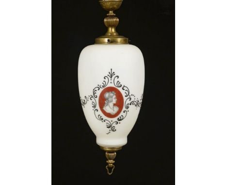 Gründerzeit-Dielenlampe mit Damenbildnissen.             Messing, farbloses Formglas mit weißem Zwischenfang, schwarze Fadena