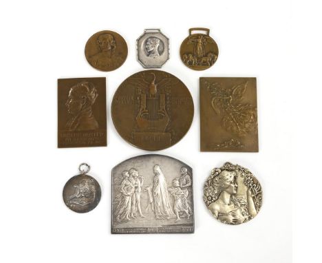             9 PlakettenBronze, verschiedene Metalle, 3x versilbert. Maximal Ø 7,5 cm.             G. Devreese bezeichnete, be