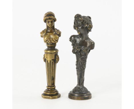 2 Petschafte mit Frauenbüsten. Um 1900.             Bronze, 1x patiniert. H 9 cm.             Jugendstil-Büstenherme mit Tite