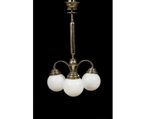 Art-déco-Deckenlampe mit 3 Glasschirmen.             Nickel(?), farbloses Glas mit weißem Innenfang. H 77 cm, Ø Schirme 14 cm