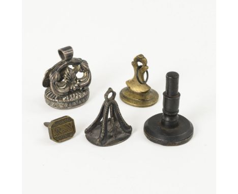 5 Petschafte. 18. - 20. Jh.             Metall versilbert bzw. geschwärzt, Messing, Eisen. H maximal 4,5 cm.             Vers