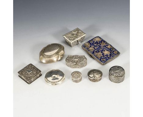 9 kleine Döschen. 20. Jh.             Min. Ø 2,5 cm, max. 9 x 6 cm. 4 Döschen zusammen 92 g.             4 silberne Pillendös
