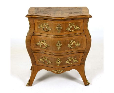 Kommode im Stil des Dresdener Barock.             Nussbaum, furniert, Ahorn-Fadeneinlagen. 84 x 70 x 49 cm.             3-sch