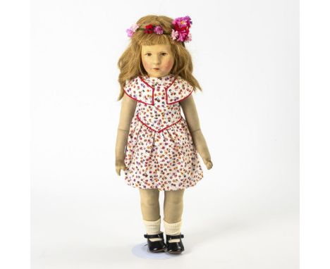 Blondes Puppen-Mädchen. Käthe Kruse. Unter den Füßen gestempelt, mit VEB-Dreieck. Um 1952.             Stoff. L ca. 50 cm.   