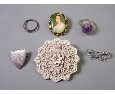 A SMALL PARCEL OF MIXED JEWELLERY including a bone or composition floral brooch, a silver ring, a silver shield, a marcasite 