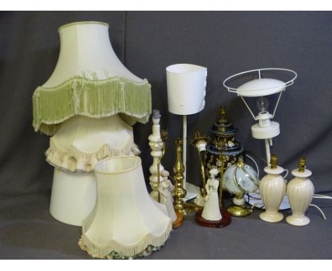 A PARCEL OF MODERN AND VINTAGE LAMPS WITH SHADES ETC. E/T 