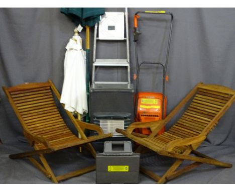 A PARCEL OF GARDEN ITEMS COMPRISING TWO WOODEN CHAIRS, parasols, aluminium step ladder, calor gas heater (no bottle) and Flym
