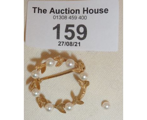 9ct gold and pearl brooch (one pearl loose but present)