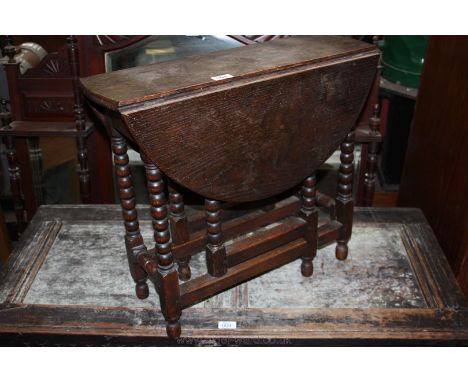 A small circa 1920's Oak drop leaf gateleg occasional Table with oval top when open, traditionally constructed with pegged jo