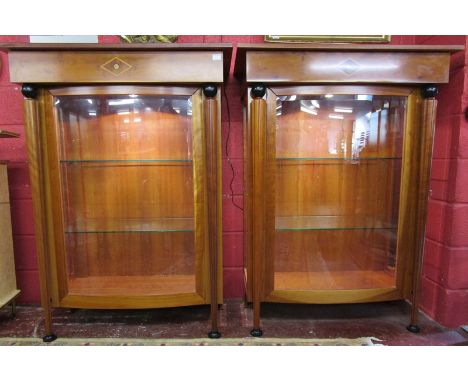 Fine pair of Art Deco style display cabinets with bevelled glass &amp; interior lights (H: 144cm W: 105cm D: 54cm)