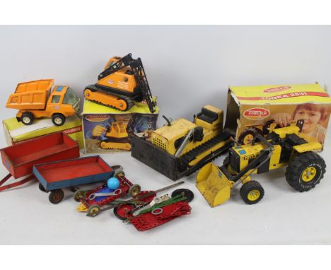Tonka - Mettoy - Meccano - 4 x pressed steel vehicles and 2 x trailers including a Mighty Dozer, a Tractor shovel # 2531, a M