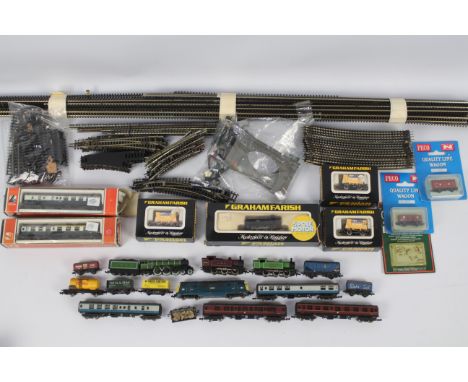 Lima - Graham Farish - Peco - A collection of N gauge locomotives, rolling stock and track including a boxed 0-6-0 Saddle Tan