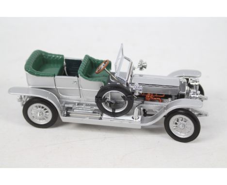 Franklin Mint - A 1:24 scale 1907 Rolls Royce Silver Ghost by Franklin Mint. Model comes with swing tag. The model appears to