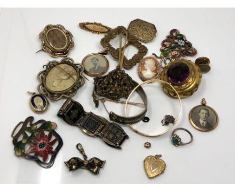 A collection of antique/vintage jewellery, enamelled pieces, locket, pinchbeck items etc