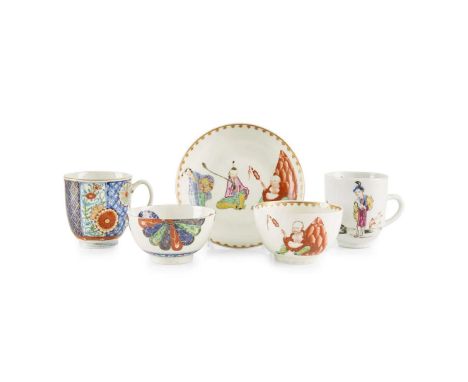  COLLECTION OF WORCESTER TEAWARE WITH ORIENTAL DESIGNS LATE 18TH CENTURY comprising a teabowl, a saucer and a Chinese porcela