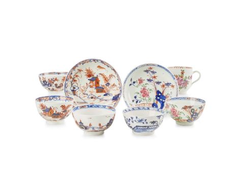  COLLECTION OF LOWESTOFT TEAWARE LATE 18TH CENTURY comprising two matching teabowls and saucers, one in ‘Green Redgrave’ patt