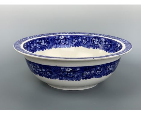 An early 20th Century Wedgwood Ferrara pattern wash basin, 40 cm diameter. 