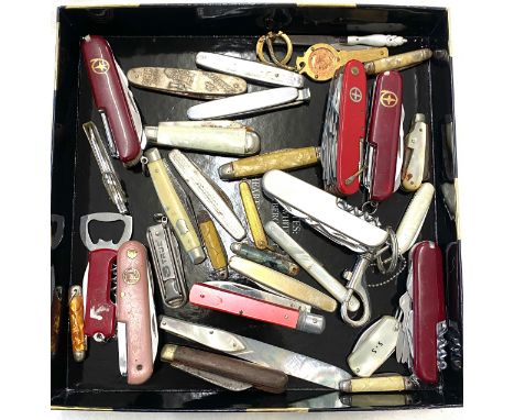 Selection of vintage and later pocket knives includes victornick, Swiss army etc 