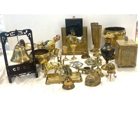 Vintage brass collectable pieces to include bells, vases, ted caddy etc 