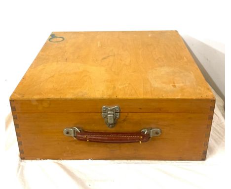 Vintage projector box / case, approximate measurements: Height 7 inches, Width 15 inches, Depth 19 inches