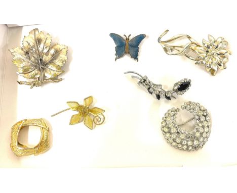 Selection of vintage and later brooches to include enamel pieces 