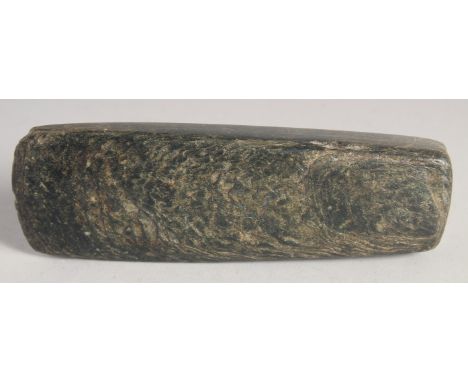 AN EARLY HAND AXE, 15.5cm.