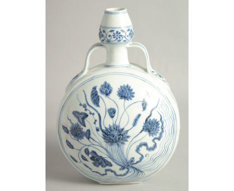 A CHINESE BLUE AND WHITE PORCELAIN TWIN HANDLED MOON FLASK, the centre painted with floral spray. 30cm high