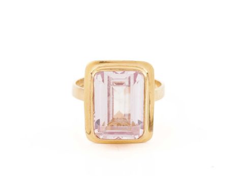 A synthetic pink sapphire ring, comprising a rectangular emerald-cut synthetic sapphire in light pink colour, approximately m