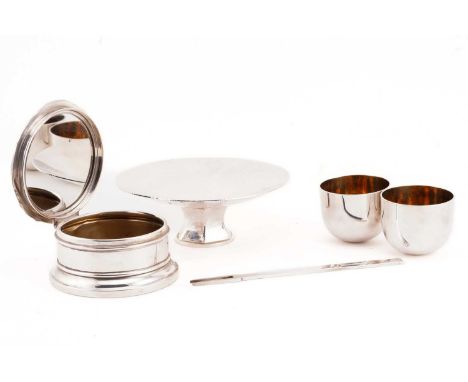 A small quantity of modern silver, to include a pair of tumbler cups, Birmingham 1998, Deakin &amp; Francis, 4.7cm high, 190 