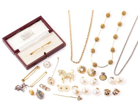 A number of mixed jewellery items, featuring a 9ct yellow gold rope chain, one pearl set tie pin in yellow metal tests as 14k