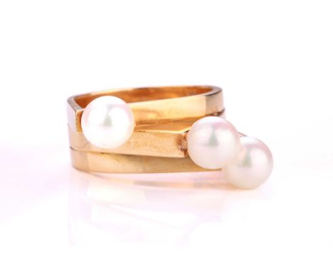 A pearl dress ring, containing three white pearls with pink overtones of 6.1 mm, set on a staircase-like mount, to a wide fla