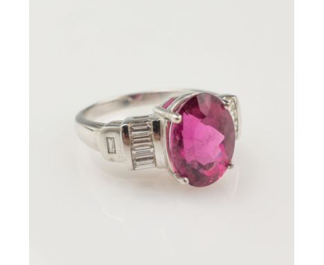 18 kt Gold Ring mit Turmalin und Diamanten,  WG 750/000, mittig ovalfacett. roter Turmalin ca. 4.00 ct, seitl. 10 Diamantbagu