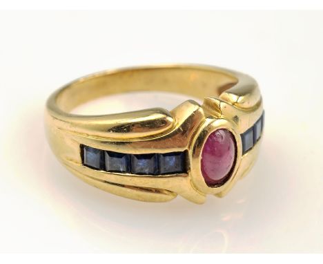 14 kt Gold Ring mit Farbsteinen,   GG 585/000, ovaler Rubincabochon ca. 0.50 ct, 8 Saphircarrees zus. ca. 0.35 ct, ca. 5.6 g,