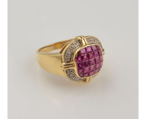 14 kt Gold Ring mit Rubinen und Diamanten, GG 585/000,   Rubin-Karrees und -Triangeln zus. ca. 0.90 ct, invisible setting, 20