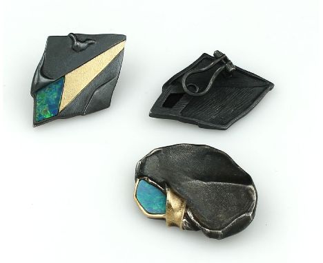 Konvolut Designerschmuck mit Opalen,   925er Silber, best. aus: Paar Ohrclips und Brosche, abstrakte Formen mit eingelegtem O