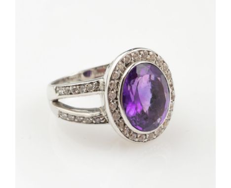 18 kt Gold Ring mit Amethyst und Diamanten, WG750/000, gepr.,   ovalfacett. Amethyst ca. 5.0 ct, 43 Brillanten zus. ca. 0.60 