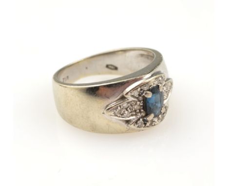 18 kt Gold Ring mit Saphir und Diamanten,   WG 750/000, mittig mit einem ovalfacett. Saphir, seitl. 13 8/8-Diamanten, RW 49, 