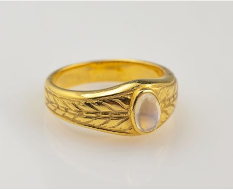 18 kt Gold Ring mit Mondstein,   GG 750/000,   ovales Mondstein-Cabochon, Ringschultern aufwändig graviert, Handarbeit, Meist