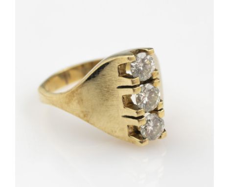 14 kt Gold Ring mit Brillanten,   GG 585/000,hoch aufgebauter Ringkopf mit 3 Brillanten zus. ca. 1.10 ct Weiß-l. get. Weiß/vs