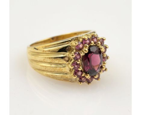 9 kt Gold Ring mit Farbsteinen,   GG 375/000,mittig mit einem ovalfacett. Rhodolithca. 2.2 ct, umgeben von 13 rundfacett. Rho