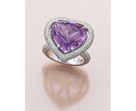 18 kt Gold Ring mit Amethyst und Brillanten, WG 750/000, facett. Amethystherz ca. 10 ct, Brillanten zus. ca. 1.70 ct Weiß/si,