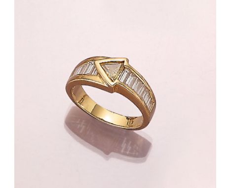 18 kt Gold Ring mit Diamanten,   GG 750/000, asymm. Ringschiene, mittig Diamanttriangel ca. 0.50 ct Gelb, Diamant-Baguettes z