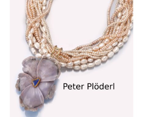 Ausgefallene PETER PLÖDERL Blütenbrosche/ -anhänger aus Chalzedon und Opal,   an 11-rhg. Süßwasserzuchtperlcollier, Chalzedon